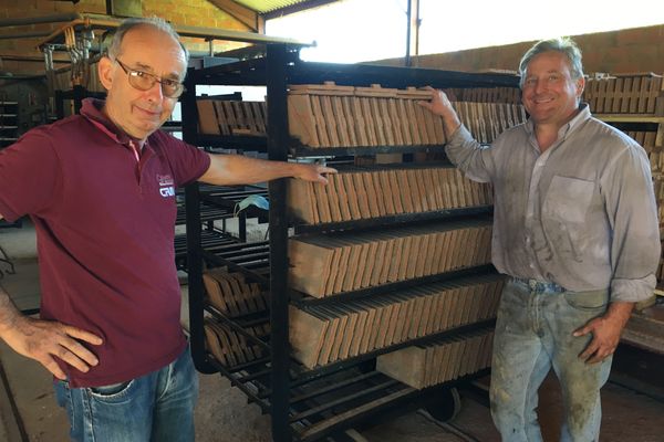 Le passage de relais entre Michel Aupeix et le repreneur de la tuilerie, Laurent Debord