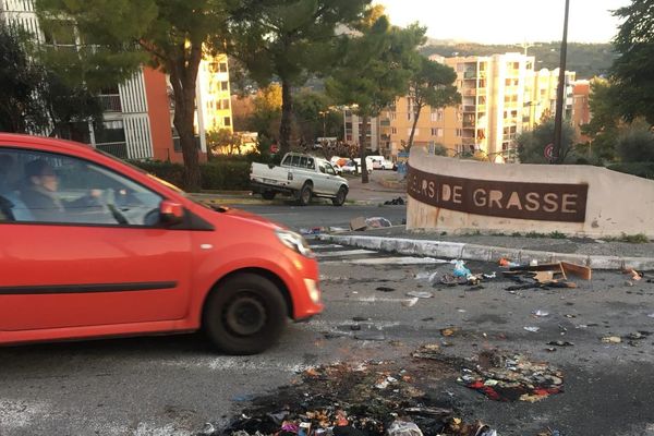 Les traces des échauffourées qui ont eu lieu dans le quartier des Fleurs de Grasse entre des individus cagoulés et la police le lundi 23 décembre 2019.