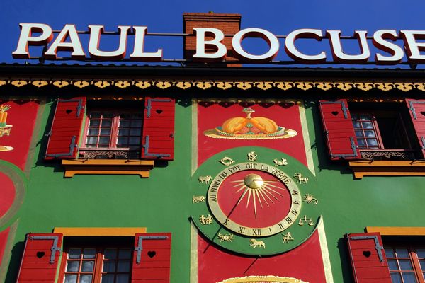 L’équipage de l’Auberge Paul Bocuse, éclairé par l’étoile flamboyante, celle du Guide Suprême, continuera dans cette voie, rebondira, et gagnera sa 3ème étoile.