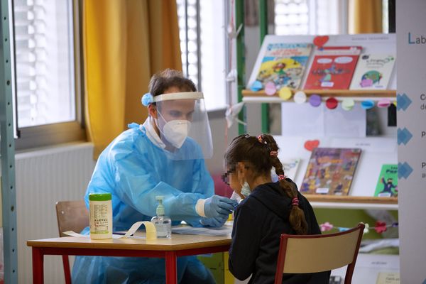 Les tests salivaires se déroulent dans les écoles de toute la France. En Corse, la campagne a débuté jeudi 4 mars. 