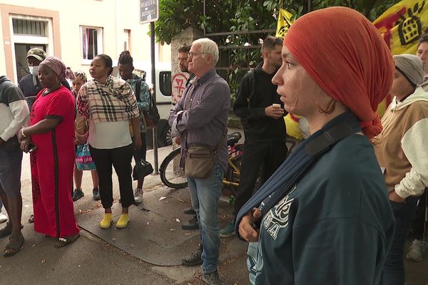 Des manifestants du DAL 38 et des personnes logées dans l'hébergement de nuit du 79 rue de Stalingrad ont manifesté ce lundi 27 juin.