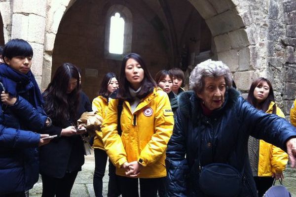 Le groupe d'étudiants sud-coréens à l'écoute de Camille Senon dans l'église d'Oradour-sur-Glane