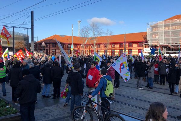 Les manifestants stéphanois se sont donnés rendez-vous devant la gare de Châteaucreux.