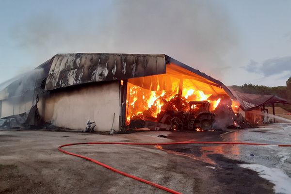 Le feu a pris dans un bâtiment de 3000 m² abritant des balles de foin et des produits hautement inflammables. 