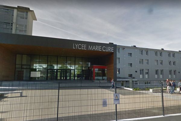 Lycée Marie Curie de Tarbes dans les Hautes-Pyrénées évacué ce mardi 19 septembre 2023 suite à une alerte à la bombe.