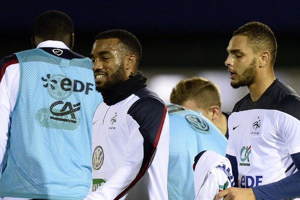 Alexandre Lacazette avec Layvin Kurzawa, mardi à Clairefontaine