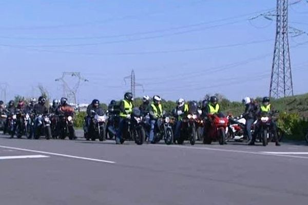 Les "motards en colère" rassemblés à Amiens samedi 18 avril.