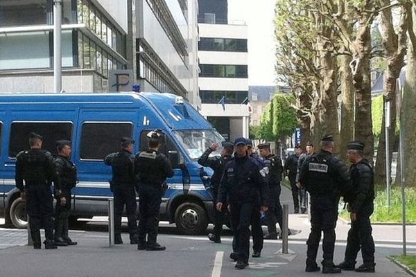 Les forces de l'ordre déployées boulevard Bertrand (17 mai 2013)