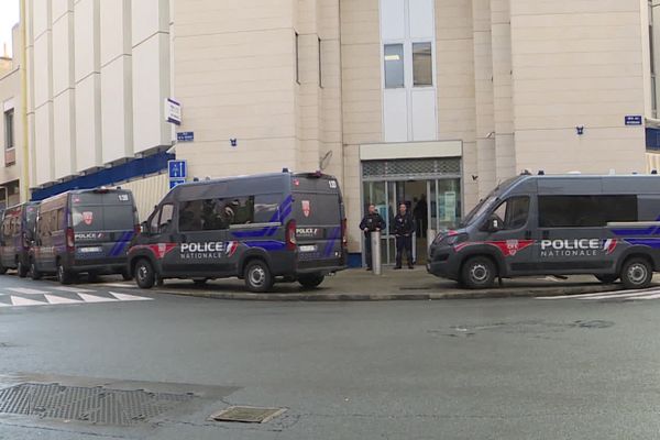 10 camions de CRS sont arrivés de Lyon  vers 19h30 devant le commissariat de Poitiers. Des forces de l'unité 83 contre les violences urbaines quyi vont être déployés dans les quartiers des Couronneries, de Saint-Eloi et de Bel-Air.