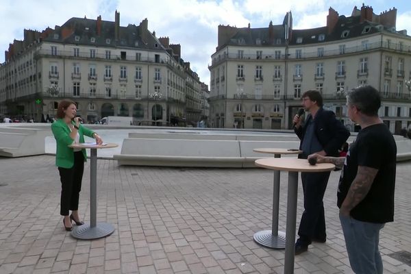 Virginie Charbonneau entourée de Vianney Marzin, directeur du Pôle de coopération pour les musiques actuelles en PDL et Ben Barbaud, directeur du Hellfest 