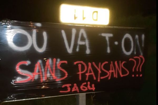 Les Jeunes agriculteurs des Pyrénées-Atlantiques ont baché et taggé des panneaux, dans la nuit du 3 au 4 octobre.