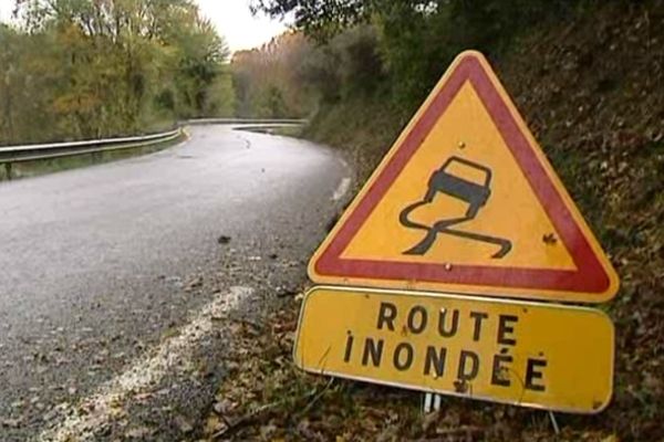 Des routes ont été partiellement inondées ou coupées suite à des éboulements