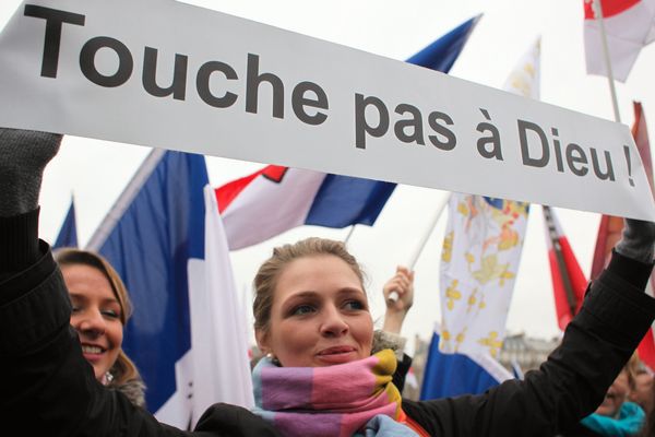 Plusieurs milliers de chrétiens traditionalistes manifestent à Paris à l'appel de l'Institut Civitas contre la pièce Golgota Picnic de l'Argentin Rodrigo Garcia, qui se joue au théâtre du Rond-Point et qu'ils jugent blasphématoire. 