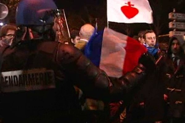 Hier soir forces de l'ordre et opposants au mariage pour tous se sont affrontés.