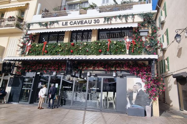 Ce samedi 7 décembre, les clients ont trouvé affiché sur la devanture de l'établissement Le Caveau 30 un arrêté préfectoral. Le restaurant est fermé pour six mois.