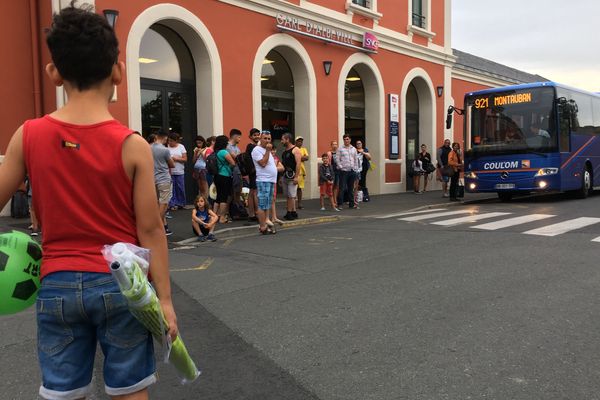 Près de 2000 personnes originaires de toute la région se retrouvent à la plage de Gruissan, dans l'Aude, ce mercredi, à l'initiative du Secours populaire.