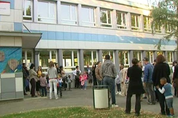 Parents et enfants arrivant devant la maternelle Les Lutins de Lucé (Eure-et-Loir)