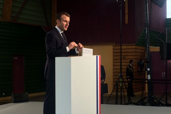 Emmanuel Macron a adressé ses vœux au monde agricole au gymnase de Saint-Genès-Champanelle, dans le Puy-de-Dôme. 