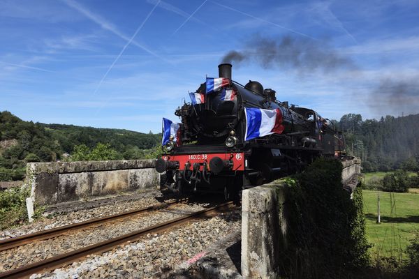 Le train à vapeur traverse la campagne entre Limoges et Eymoutiers