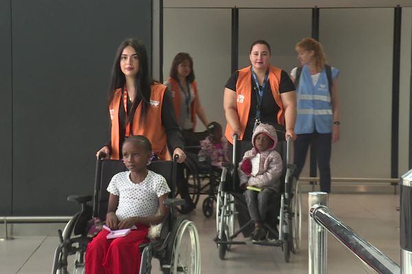 Des bénévoles de la Chaîne de l'Espoir accompagnent des enfants à l'hôpital Louis Pradel de Lyon, le 10 janvier 2023.