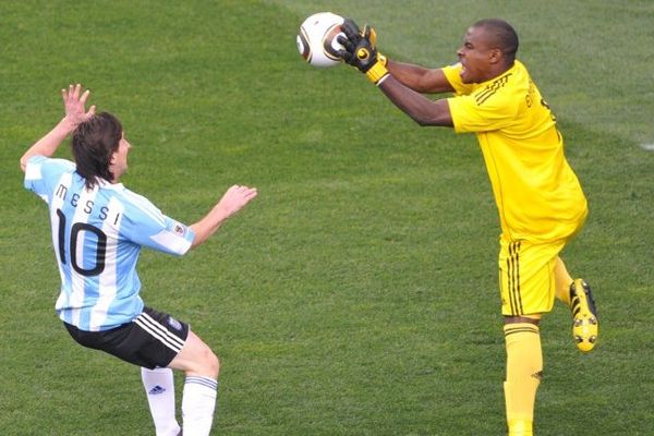 Messi-Enyeama lors du Mondial 2010. Le duel avait tourné à l'avantage du gardien du LOSC.