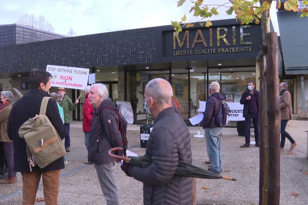 Une vingtaine d'opposants à la méthanisation devant la mairie de Betton ce vendredi 29 octobre.