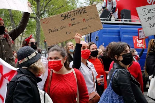 Manifestation des sages-femmes devant le ministère de la santé lors de la journée internationale de la sage-femme pour demander une rémunération "à la hauteur de leurs compétences", plus de reconnaissance et de meilleures conditions de travail. 5 mai 2021, Paris.