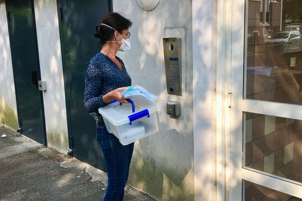 La "tournée covid" de Marie Cauwel, infirmière libérale à Rezé en Loire-Atlantique, avec son kit spécial de travail et de protection des patients qu'elle visite deux fois par jours à domicile