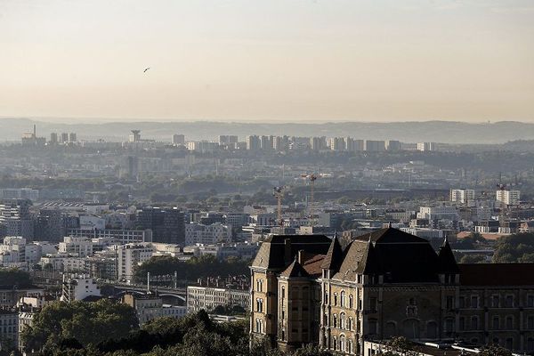 Lyon -Vue depuis le théâtre antique de Fourvière sur la ville de Lyon avec le lycée St Just au premier plan et le quartier des Minguettes à Vénissieux au loin.