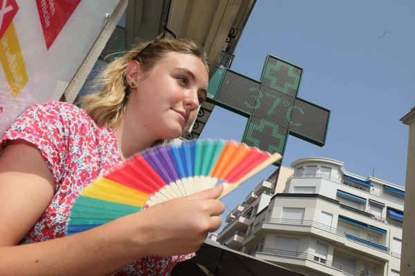 La canicule frappe Nice le 17 juillet 2023 avec des températures dépassant les 37 °C dans la région.