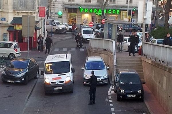 Montpellier - la police à la gare Saint-Roch après une alerte à la bombe - 9 janvier 2015.