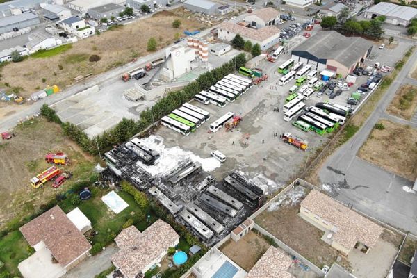 Les sapeurs-pompiers de Haute-Garonne ont pu sécuriser quatre habitations voisines du dépôt de bus.