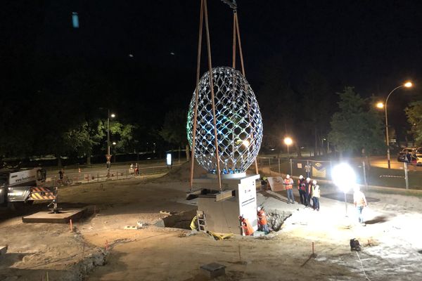 Le Luchrone, oeuvre d'art emblématique de Reims, a été installé près de la basilique St Rémi ce mercredi 3 juillet 2019. 