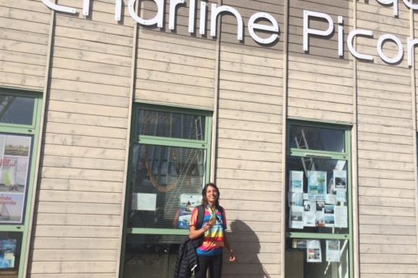 Charline Picon devant e centre nautique de La Tremblade qui porte désormais son nom.