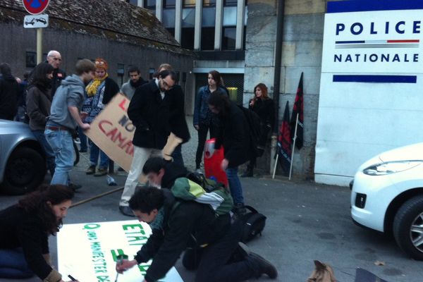 Commissariat de Besançon : manifestation devant le commissariat pour demander la libération d'un jeune arrêté 