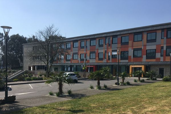 L'hôpital Etienne-Gourmelen de Quimper met en place une ligne d'écoute et de soutien psychologique pour les week-ends. 