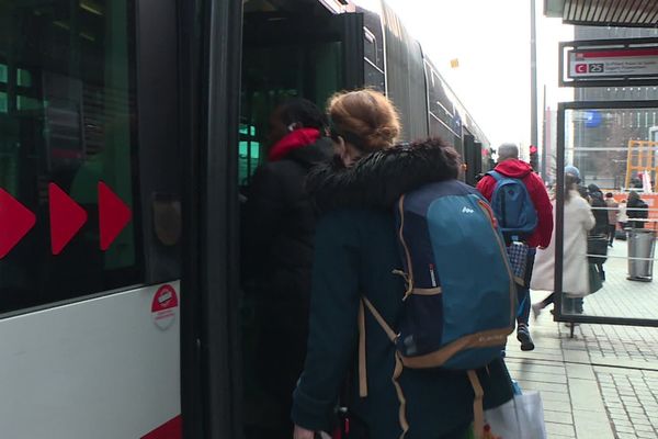 A compter de lundi 16 mars, les voyageurs sont invités à monter et descendre des bus par les entrées arrières et centrales. Pour protéger les conducteurs, l'entrée ne se fait plus par l'avant