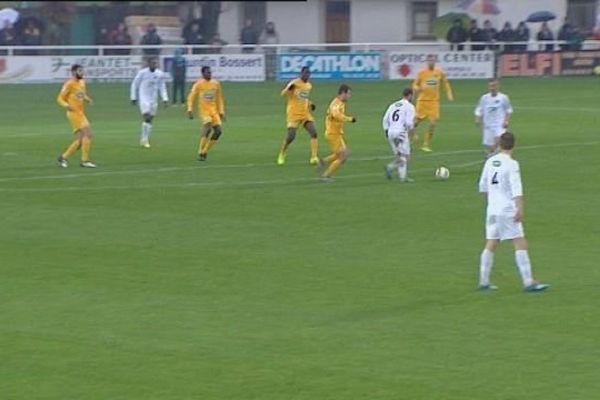 Malgré sa domination, Pontarlier, en blanc, s'est incliné face à Epinal au stade Paul Robbe.