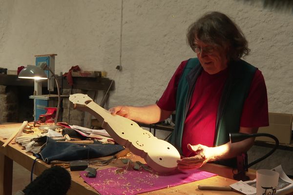 Olivier Pont, luthier co-anime ce stage. Le défi : réussir à réaliser un instrument à partir d'une photo.