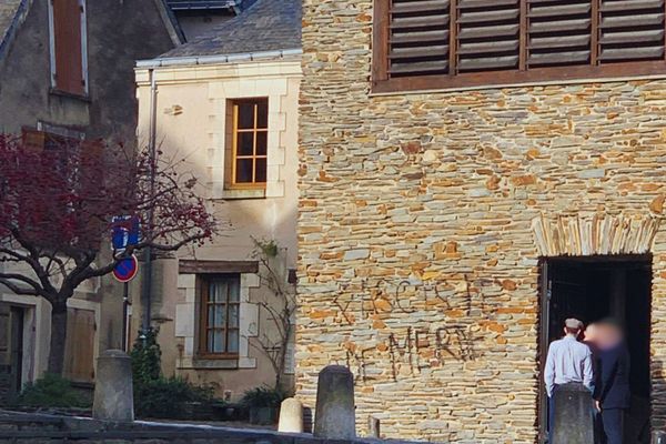 "fasciste de merde" peut-on lire sur la face des Greniers Saint-Jean à Angers avant un banquet traditionnel organisé ce samedi 27 février 2024