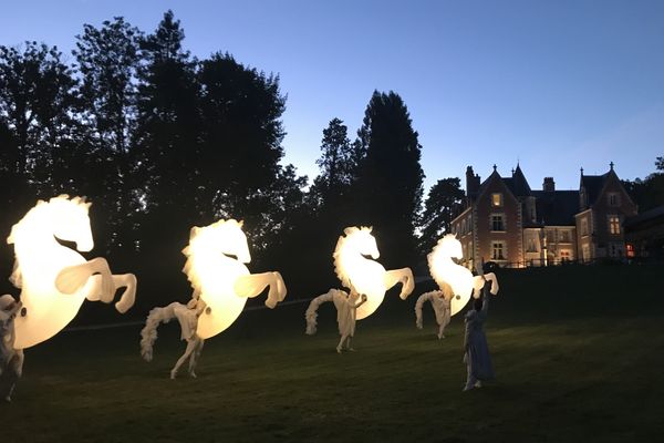 Chevauchée fantastique au Clos-Lucé avec la Compagnie des Quidams