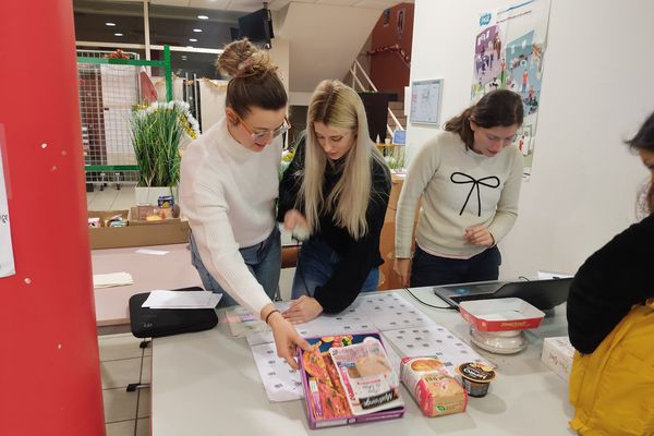 De gauche à droite : Gabrielle Rossignol (Vice-Présidente de l'Episs'campus), Mathilde (bénévole) et Jessica (service civique), à la caisse de l'épicerie sociale.