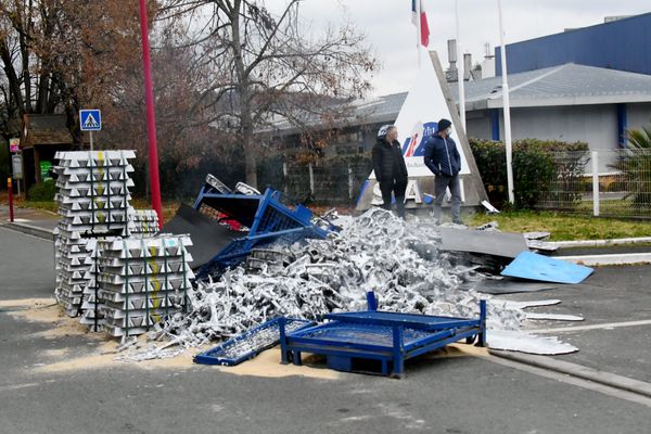 Depuis que le Tribunal de commerce de Toulouse a annoncé le 26 novembre 2021 la cessation immédiate de leur activité, les salariés de l'équipementier SAM, près de Decazeville dans l'Aveyron, se battent pour sauver leur emploi.