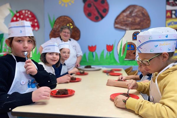 Elue meilleure cantinière de France, Evelyne Debourg cuisine chaque jour pour les enfants d'Ebreuil (Allier) depuis 25 ans.