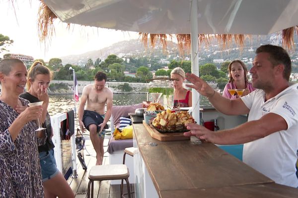 Selon le modèle choisi, louer un bateau pour une soirée, peut couter quelques centaines d'euros, jusqu'à plusieurs milliers.