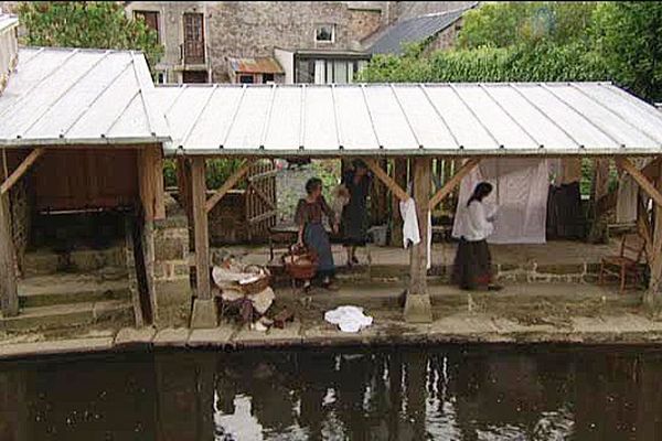 Théâtre au lavoir de Villedieu les Poêles (Manche), sur la Sienne