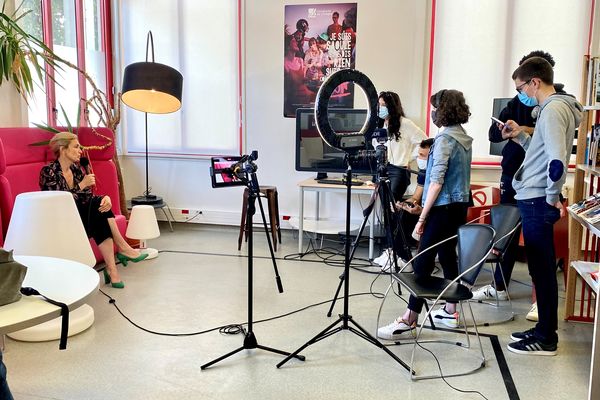 Julie Gayet à la rencontre de futurs professionnels de l'audiovisuel à Limoges le  28 mai 2021. 
