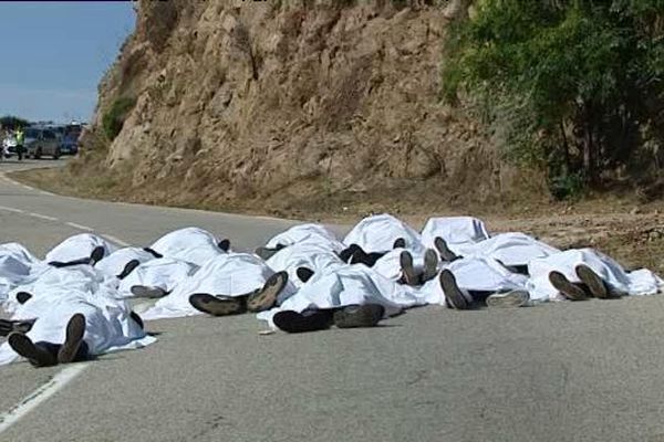 Trente personnes se sont allongées sur la route en mémoire aux personnes tuées sur les routes de Corse.