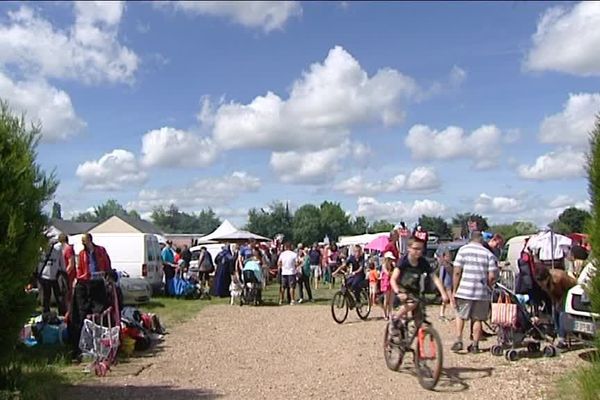 5 juin 2017: l'une des entrées de la foire à tout de Corneuil (Eure)