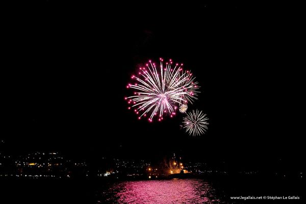 Le feu d'artifice du 14 juillet à Bastia vu de la mer.